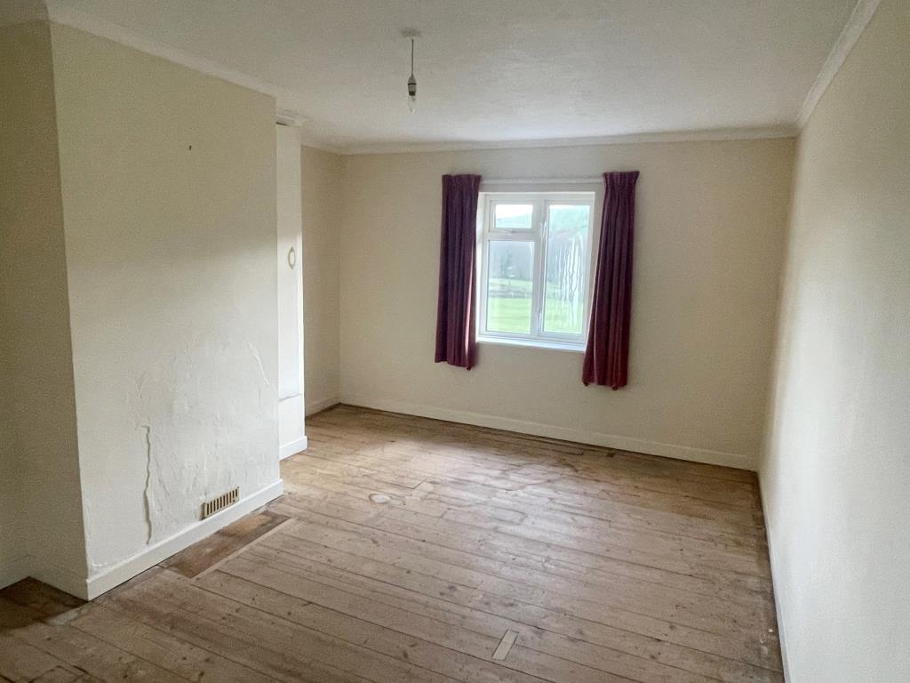Lot: 114 - HOUSE FOR IMPROVEMENT WITH RURAL VIEWS -